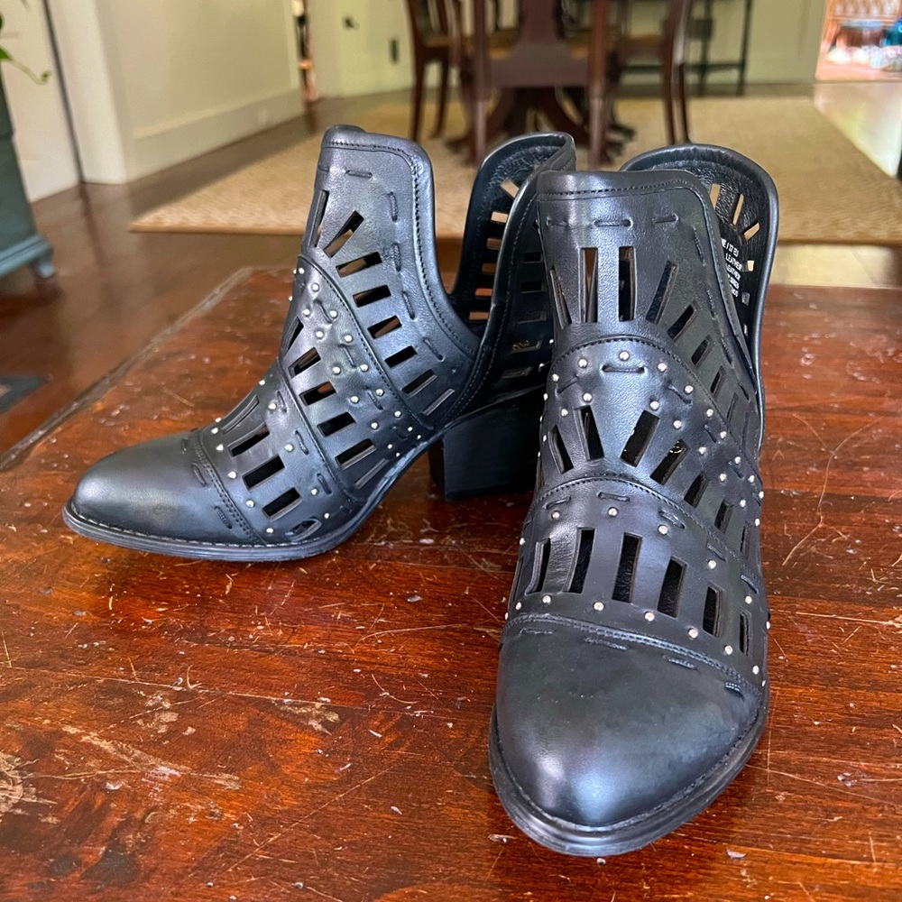NWT Musse and Cloud black leather cutout booties size 6